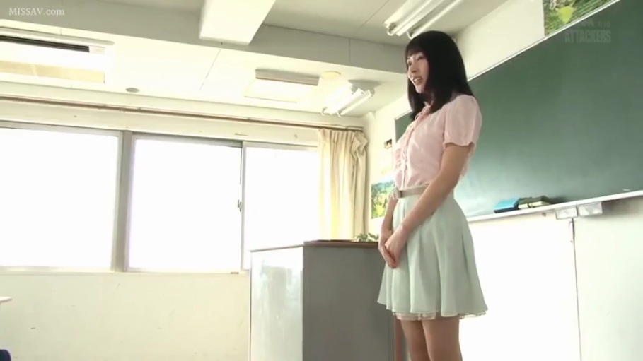 教室 · 自然放松 · 光线充足 · 浅绿色高腰短裙 · 人物全身侧面