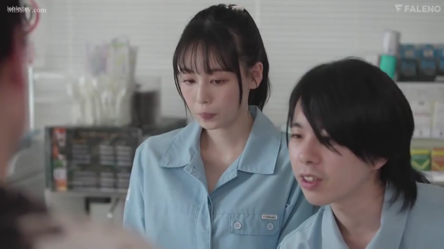 专注 · 便利店 · 人物面部特写 · 浅蓝色便利店工作服