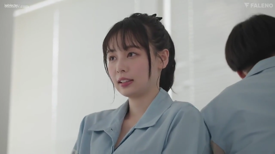 室内 · 微张嘴 · 上半身特写 · 光线明亮 · 浅蓝色短袖上衣