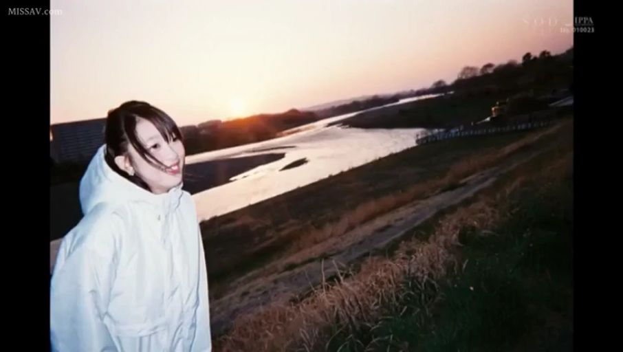 站姿 · 微笑 · 散步 · 侧脸 · 户外河堤 · 白色连帽外套 · 夕阳景色