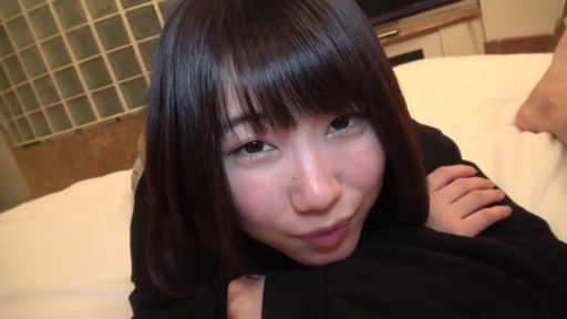卧室 · 眼神直视 · 面部特写 · 黑色长袖上衣