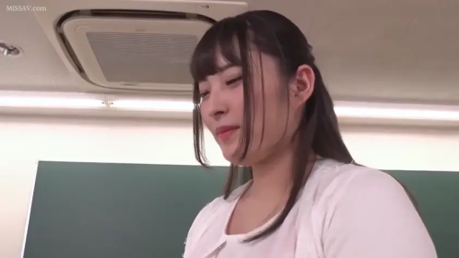 教室 · 脸部特写 · 站立 · 白色衬衫