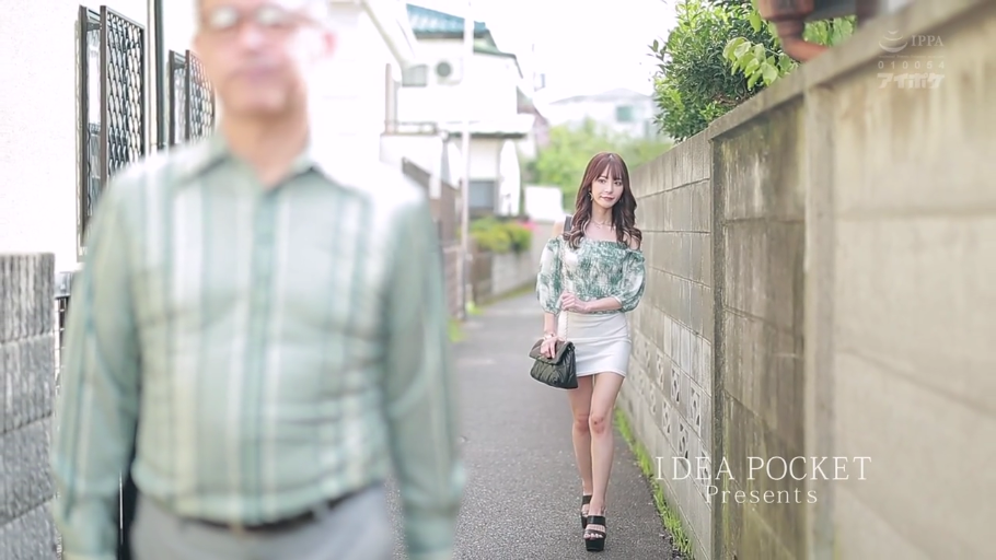 注视 · 手提包 · 小巷 · 露肩印花上衣 · 女子全身特写