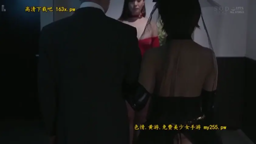 走廊 · 站立 · 黑色露背装