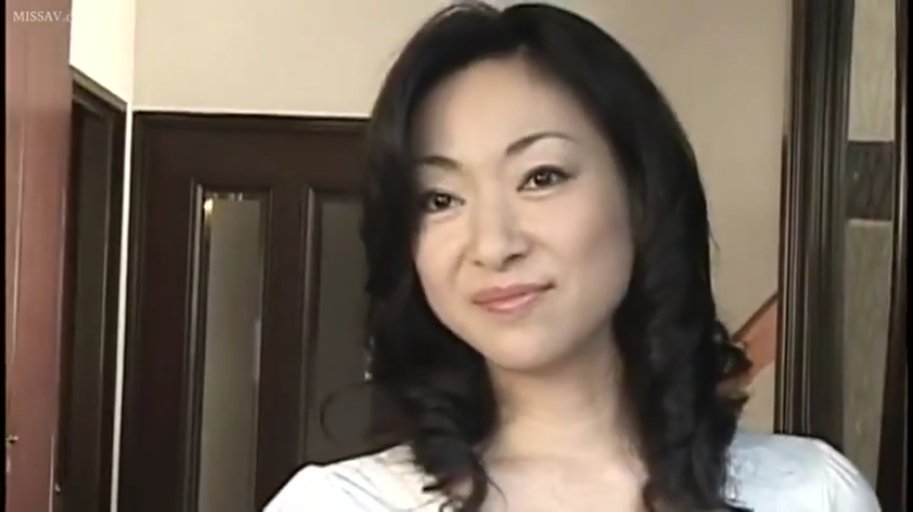 室内 · 脸部特写 · 站立 · 微笑 · 白色上衣 · 注视 · 熟女