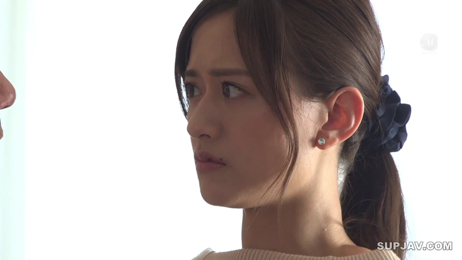 室内 · 脸部特写 · 针织衫