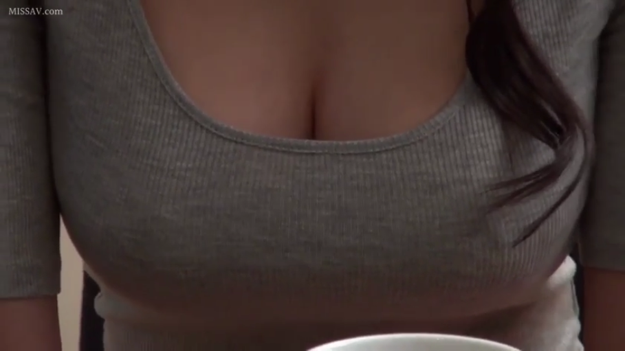 室内 · 坐姿 · 胸部特写 · 展示 · 巨乳 · 灰色紧身衣