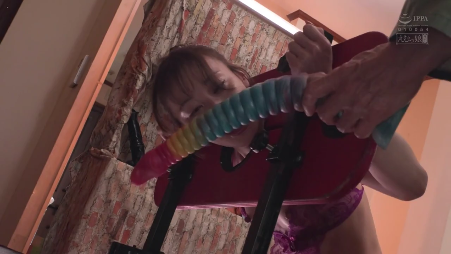 室内 · 脸部特写 · BDSM · 痛苦 · 紫色蕾丝内衣 · 巨大假阳具 · 束缚位 · 塞口