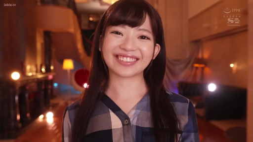 格子衬衫 · 室内 · 站立 · 面部特写 · 长发 · 看向镜头 · 甜美微笑