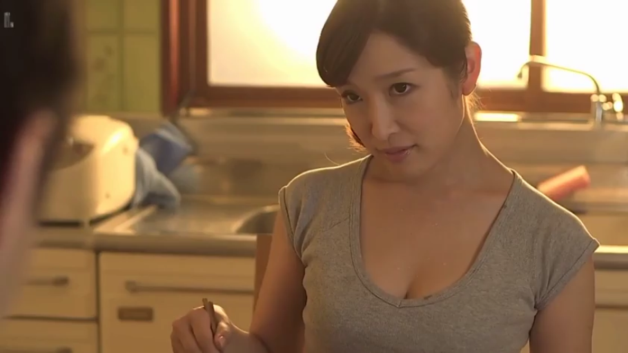 坐姿 · 脸部特写 · 厨房 · 熟女 · 筷子 · 诱惑表情 · 进餐 · 灰色低胸短袖