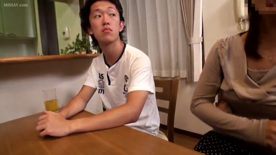 玻璃杯 · 波点半身裙 · 男子面部特写 · 室内住宅 · 画面有水印 · 男子神情严肃木然