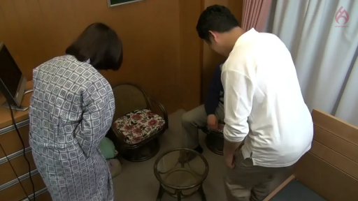 休息室 · 中性 · 和式浴袍 · 浴袍 · 室内光线一般