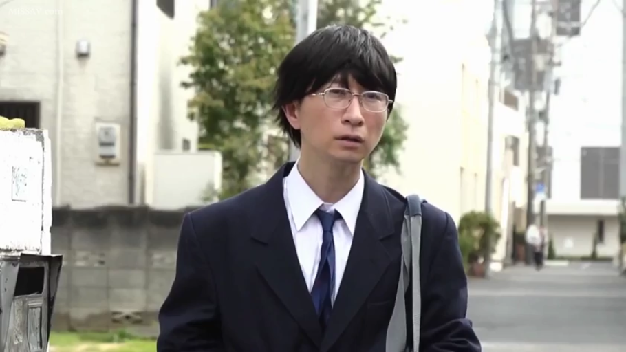 严肃 · 眼镜 · 站立 · 观察 · 上半身 · 户外 · 西装 · 职场