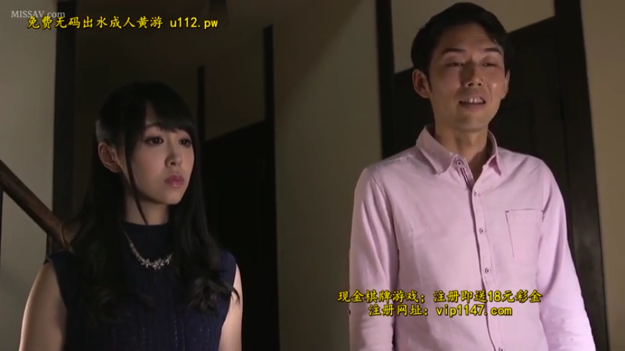 女性面部特写 · 室内楼梯走廊 · 男性尴尬讨好 · 男性粉色长袖衬衫