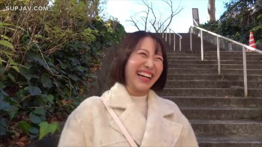 站立 · 面部特写 · 日常 · 开怀大笑 · 开心 · 白色大衣 · 斜挎包 · 户外台阶