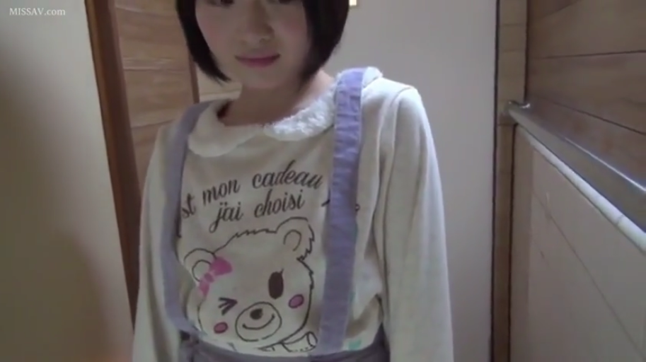 室内 · 站立 · 半身 · 印花卫衣