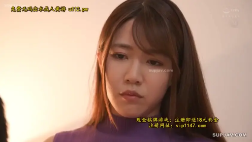 室内 · 坐姿 · 严肃 · 脸部特写 · 注视 · 长发 · 紫色无袖高领上衣