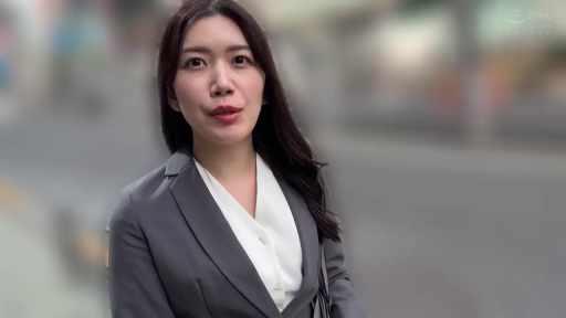 交谈中 · 灰色西装外套 · 户外街道 · 背景模糊 · 人物半身像