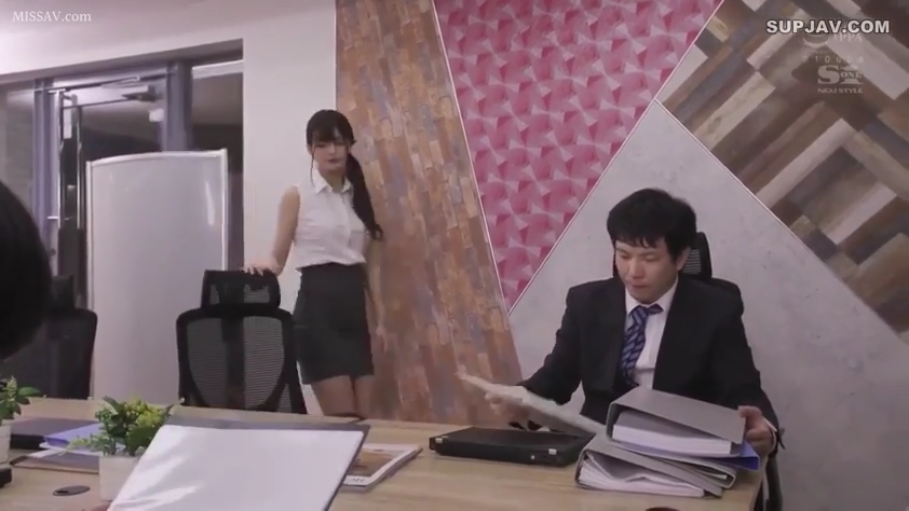 办公室 · 职业严肃 · 办公文件 · 深色包臀短裙 · 人物中景