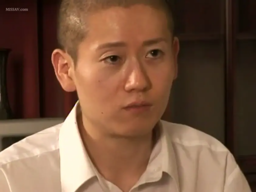 室内 · 严肃 · 脸部特写 · 白色衬衫 · 凝视 · 短发 · 正面坐姿