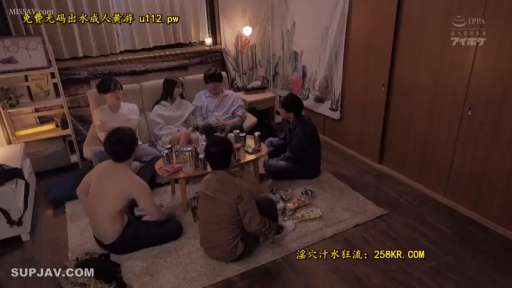 坐姿 · 聚会 · 平静 · 客厅 · 零食 · 多人 · 浴袍 · 无特写