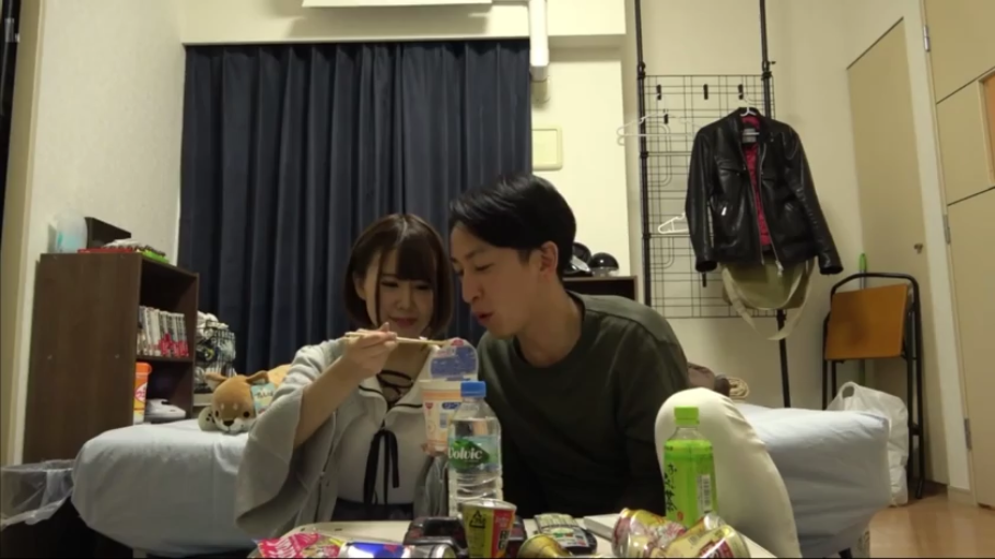 卧室 · 泡面 · 房间凌乱 · 男性注视着食物 · 两人上半身中景 · 女性穿浅色系连帽衫