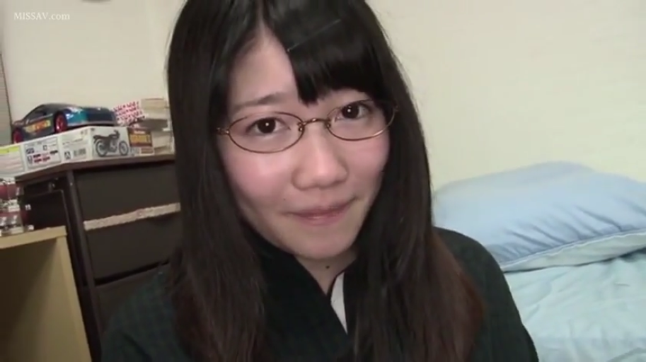眼镜 · 卧室 · 羞涩微笑 · 眼睛特写 · 深色衬衫或便装