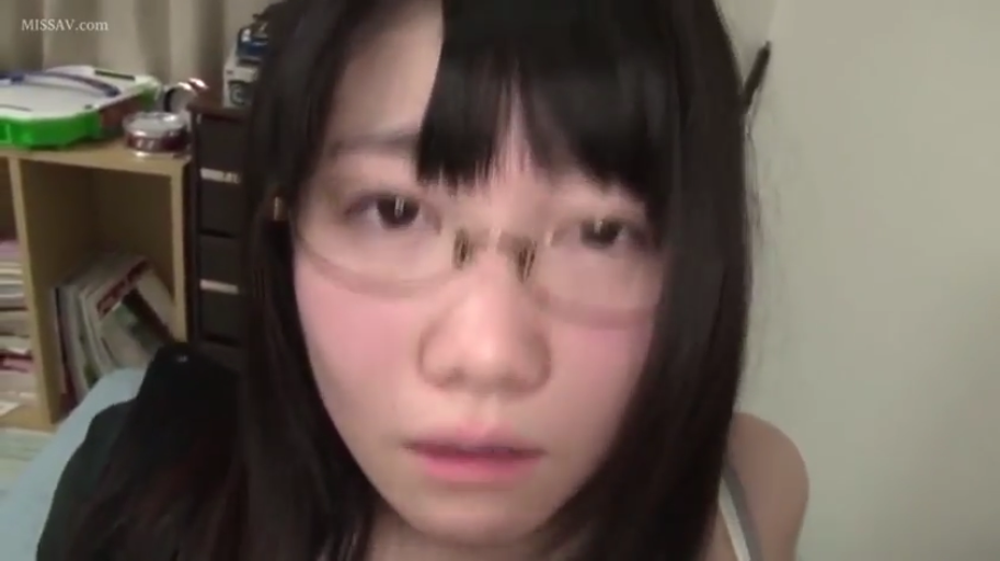 眼镜 · 眼镜特写 · 卧室 · 迷茫 · 浅色内衣 · 无