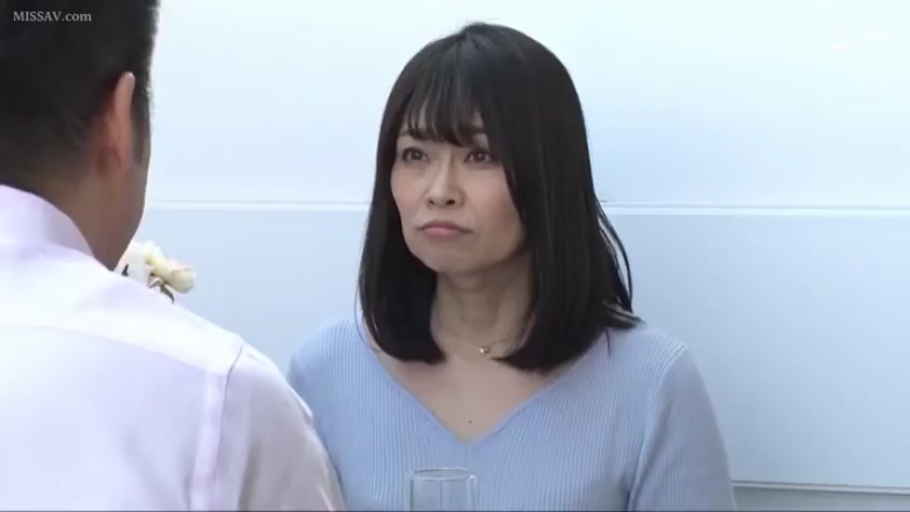 若有所思 · 女性面部特写 · 男性穿着衬衫 · 餐厅或室内空间