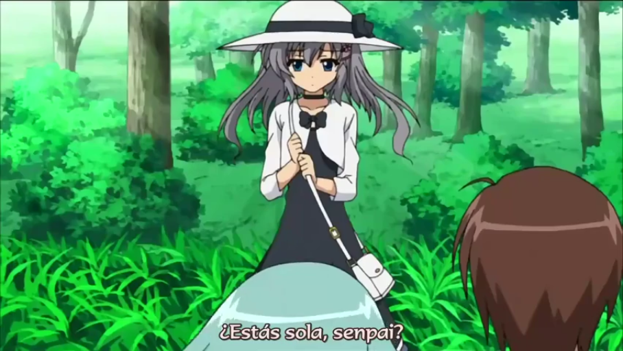 注视 · 森林 · 黑色连身裙 · 遮阳帽 · 人物半身特写 · 字幕显示“Estás sola, senpai?”