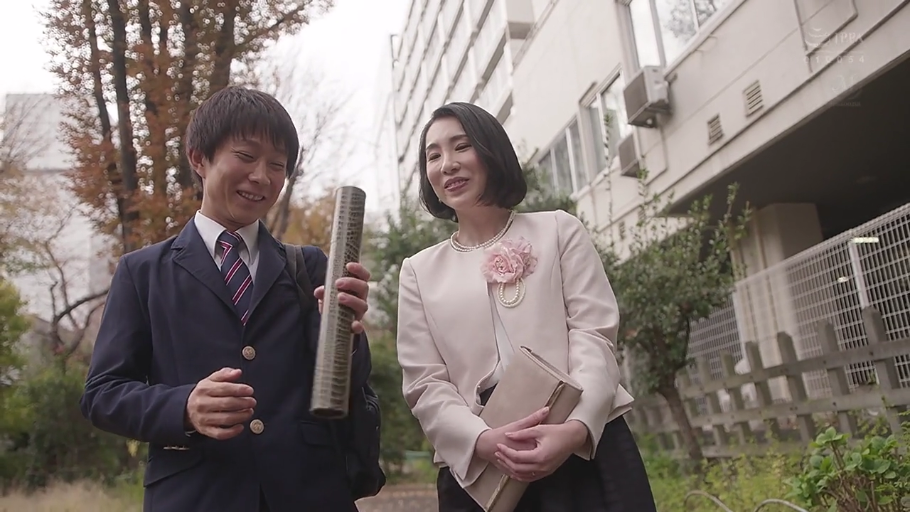 微笑 · 女士正装 · 学校周边 · 两人上半身特写 · 毕业证卷轴 · 背景有树木和教学楼