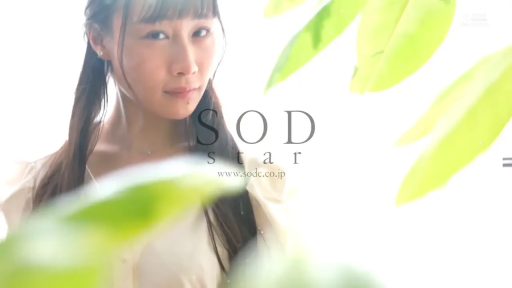 室内 · 脸部特写 · 白色上衣 · 注视镜头 · 正面站姿