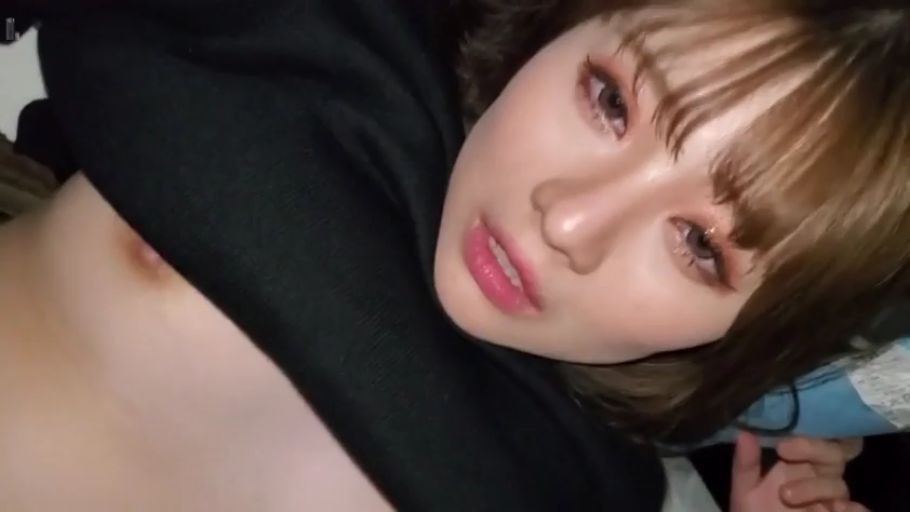 乳房特写 · 卧室 · 诱惑 · 黑色上衣