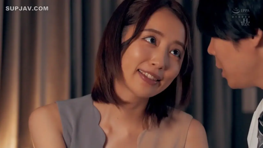 室内 · 面部特写 · 灰色无袖上衣