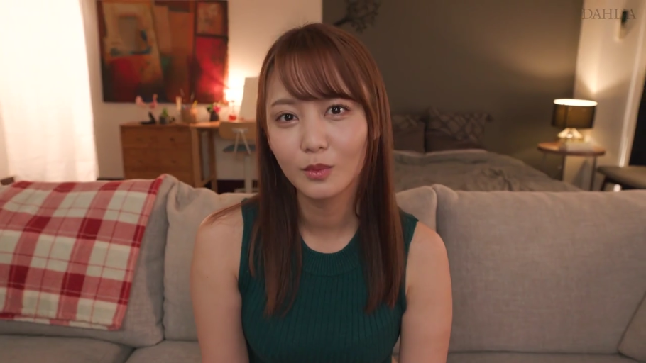 沙发 · 注视 · 面部特写 · 绿色无袖紧身针织衫
