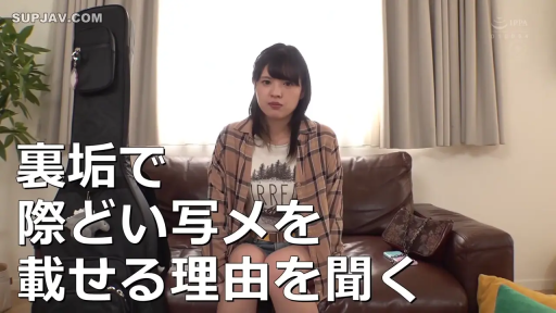 超短裤 · 专注 · 面部特写 · 室内客厅 · 吉他包 · 画面有字幕覆盖