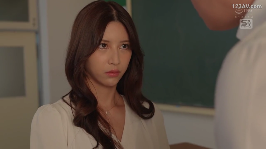 严肃 · 教室 · 站立 · 面部特写 · 注视 · 黑板 · 长发 · 白色V领上衣