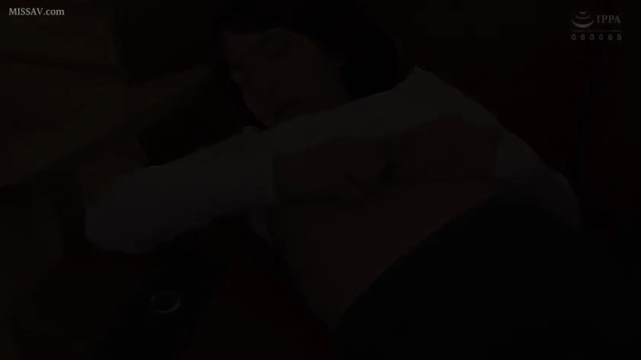 卧室 · 胸部特写 · 沉醉 · 光线昏暗 · 白色长袖上衣 · 自摸