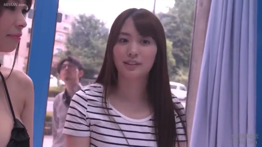 室内 · 条纹T恤 · 自然 · 年轻女性面部特写