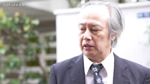 严肃 · 脸部特写 · 站立 · 户外 · 西装 · 说话 · 中老年人