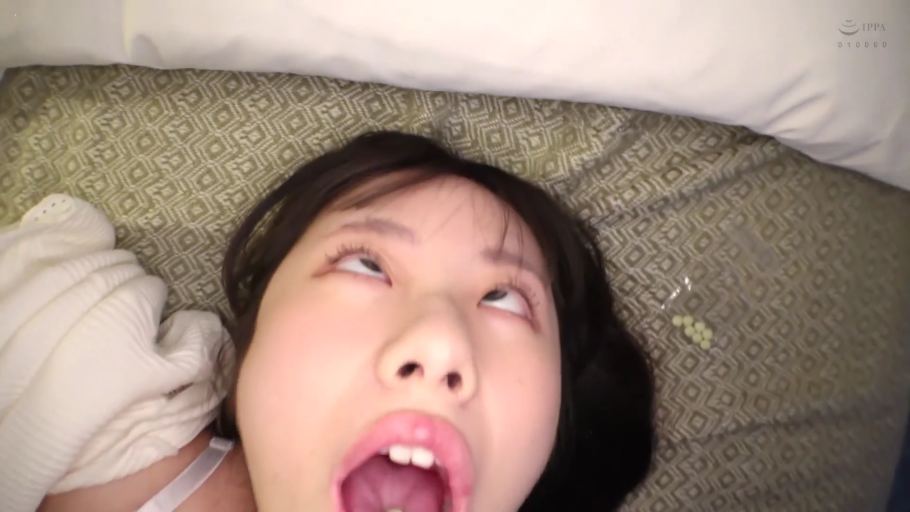 床上 · 神志不清 · 白色内衣 · 面部表情特写 · 药丸 · 药丸痕迹