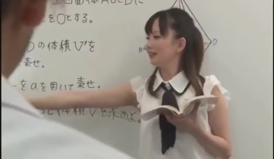 教室 · 站立 · 中景 · 微笑 · 白板 · 教师 · 教学 · 白色无袖衬衫