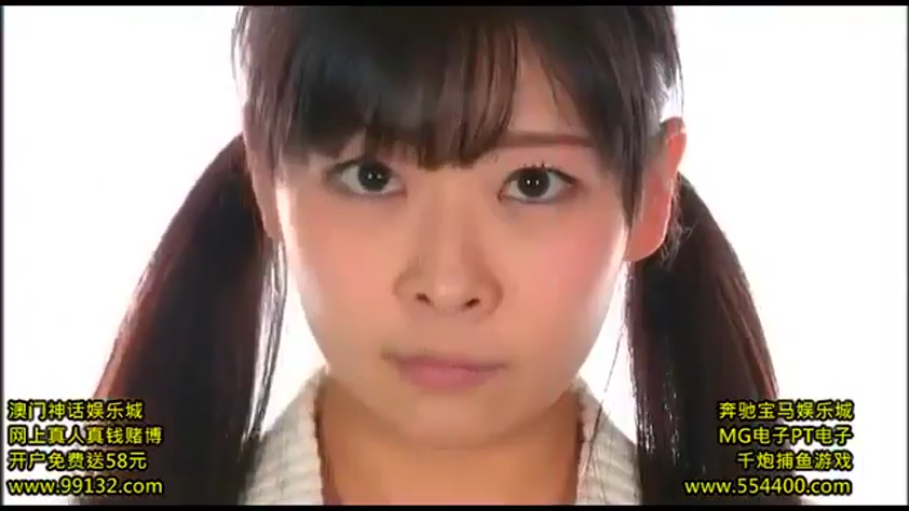 脸部特写 · 条纹衫 · 双马尾 · 摄影棚 · 正面 · 无表情 · 盯着看