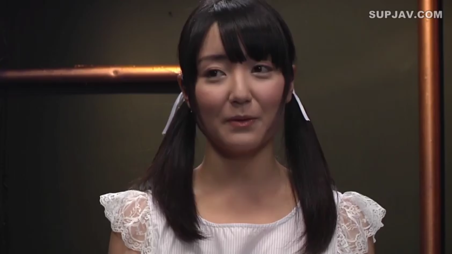 室内 · 站立 · 微笑 · 面部特写 · 白色蕾丝上衣 · 注视 · 双马尾