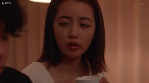 室内 · 白色上衣 · 昏暗灯光 · 杯子 · 女性面部特写 · 略显迷茫