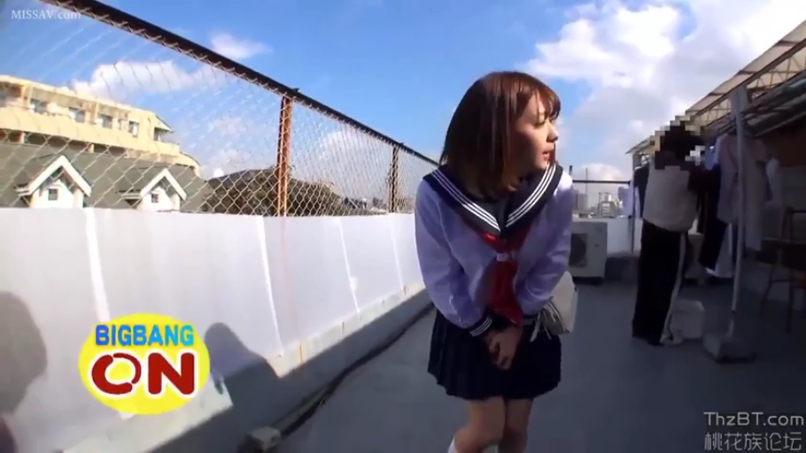 半身特写 · 长袖水手服 · 四处窥视 · 晾衣架 · 学校天台 · 室外日光