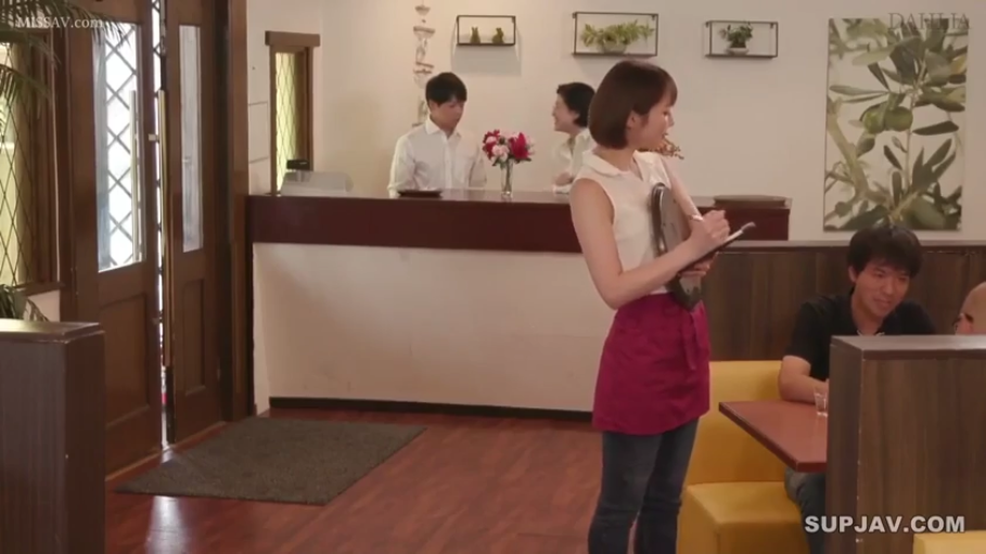 专注 · 站立 · 中景 · 餐厅 · 围裙 · 菜单 · 点餐 · 服务员