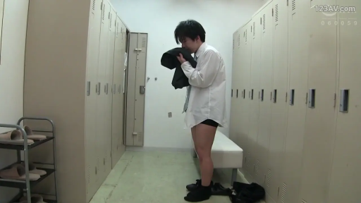 全身 · 站立 · 陶醉 · 内裤 · 更衣室 · 长凳 · 恋物 · 闻衣服