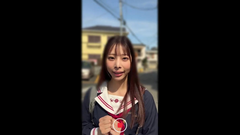 站立 · 微笑 · 对视 · 水手服 · 长发 · 背包 · 户外街道 · 胸部以上