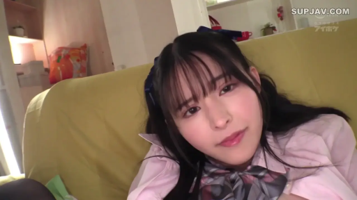 沙发 · 客厅 · 面部特写 · 制服 · 双马尾 · 靠坐 · 凝视镜头 · 微带笑意